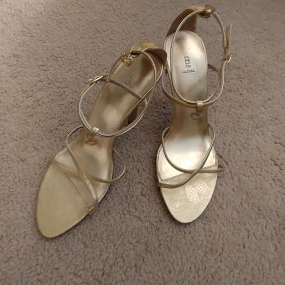 Gold scrappy sandals with rhinestone heart charms - Picture 1 of 1